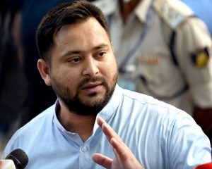 Tejashwi meets protesters, writes to Nitish for BPSC exam cancellation