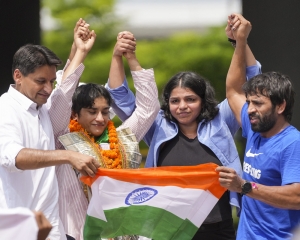 Vinesh Phogat returns to grand welcome after Paris heartbreak