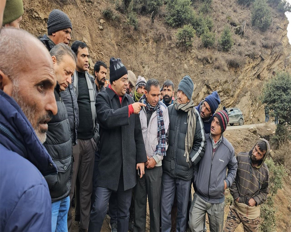 4 killed, 2 missing after vehicle falls into river in J-K's Kishtwar