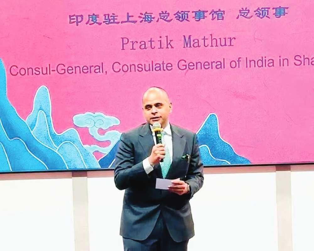 Enyoy discusses teaching Sanskrit, Pali in China