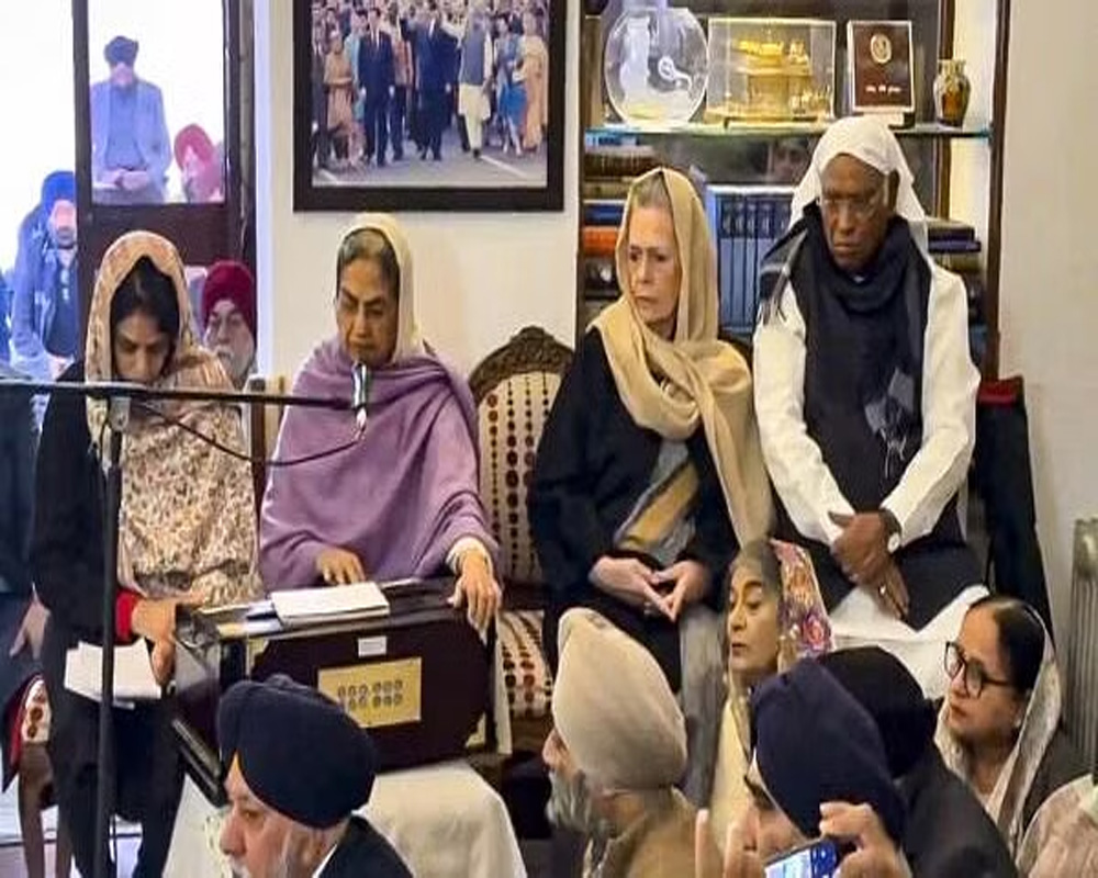 Hamid Ansari, Sonia Gandhi, Mallikarjun Kharge attend Manmohan Singh's prayer meeting