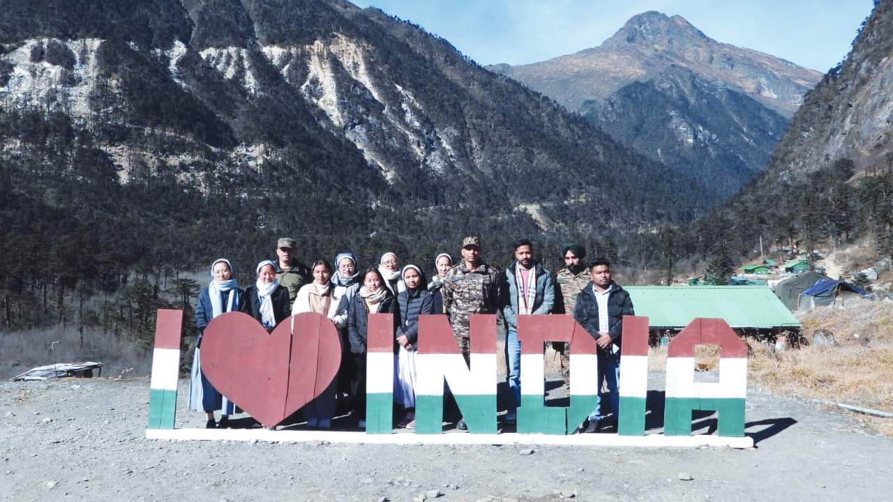 SFS college teachers spread Christmas cheer in Menchuka’s hills with Army’s support