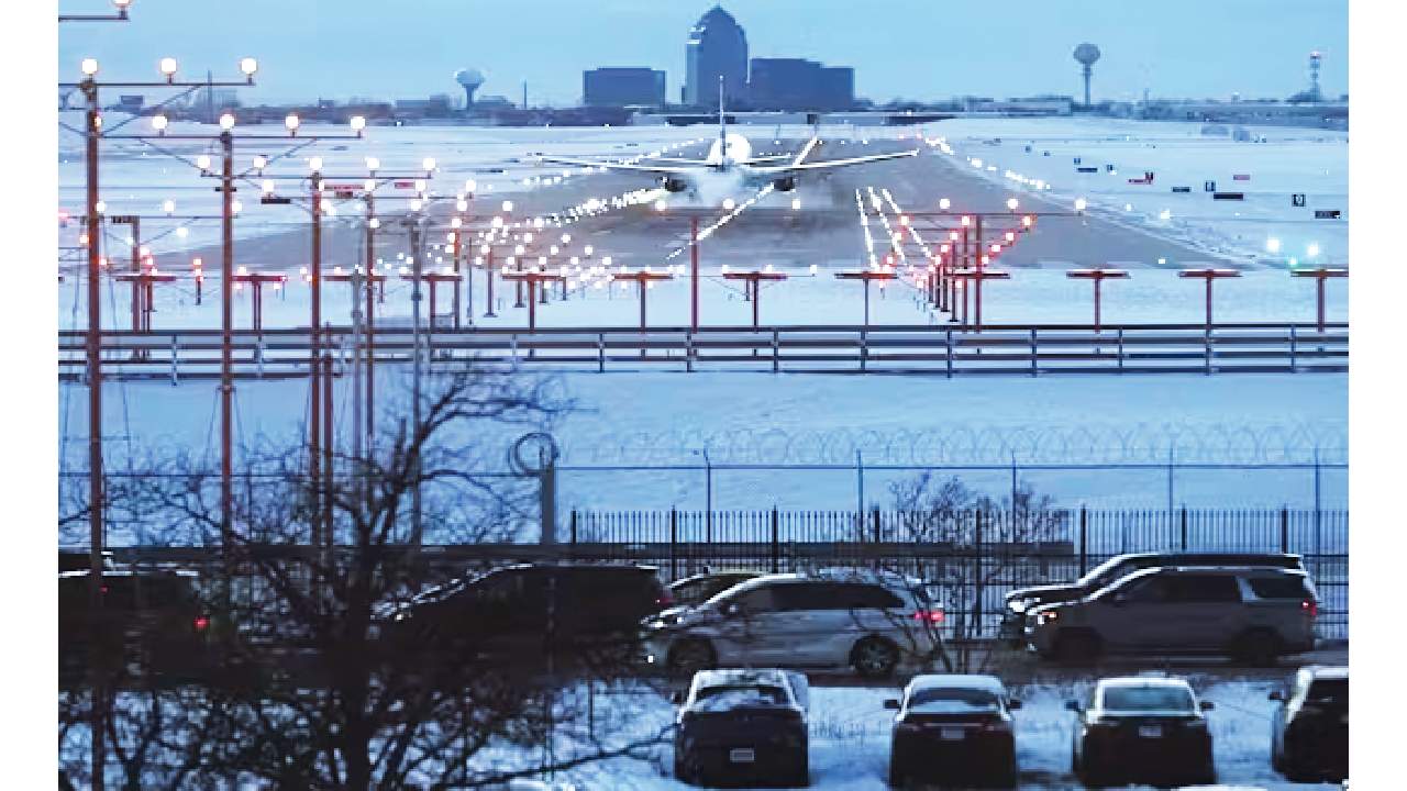 Snow disrupts thousand flights across Northeast US
