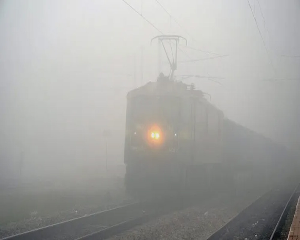 Thick fog delays 25 trains in Delhi