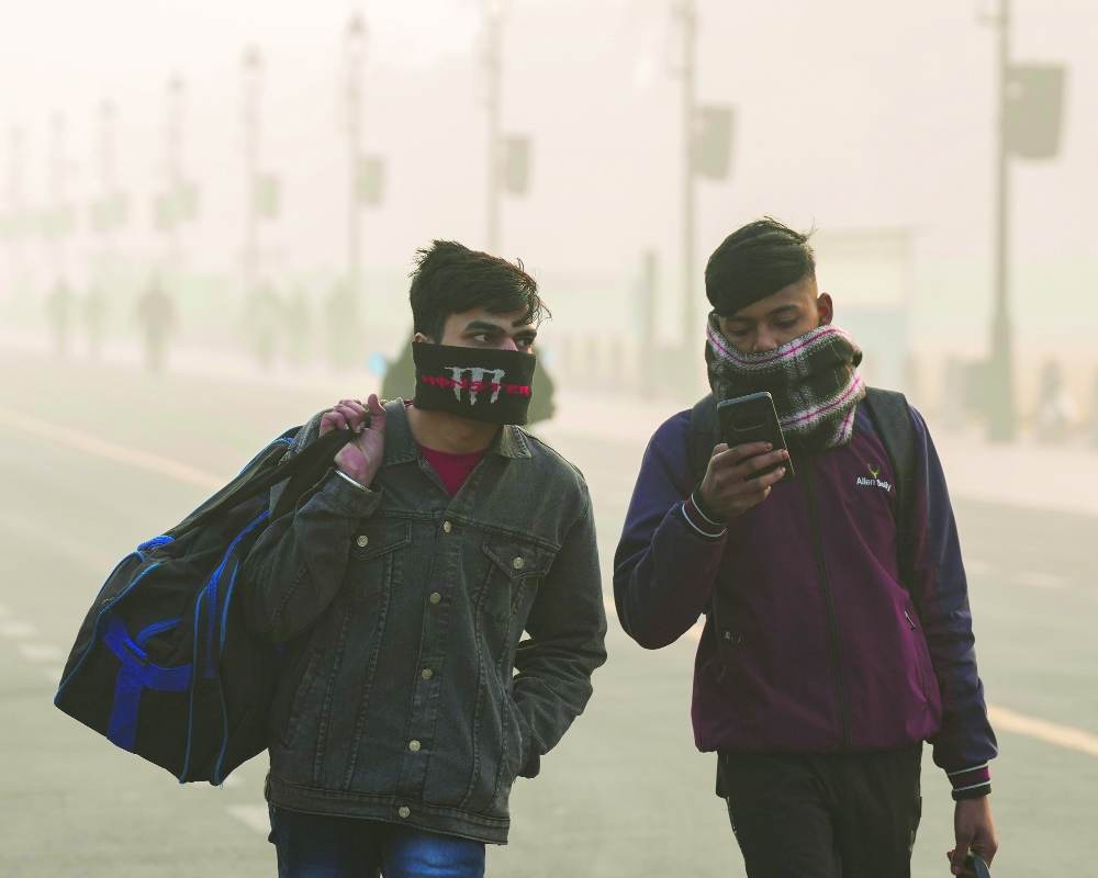 Toxic smog lingers as air quality stays very poor