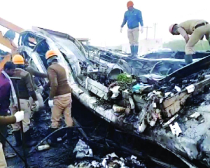 6 killed after truck collides with bus in Karnataka