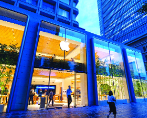 Biting the apple after cooking it