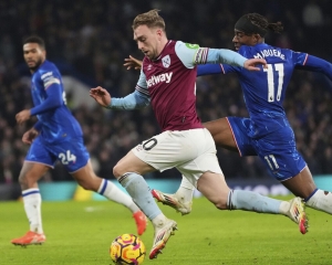 Chelsea come from behind to beat West Ham in pulsating London derby