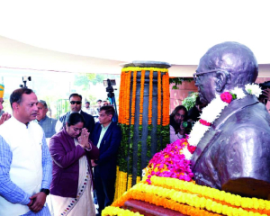 CM pays floral tribute Dr Ambedkar in Civil Lines
