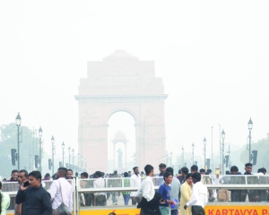 Delhi chokes under toxic smog, AQI hits 431