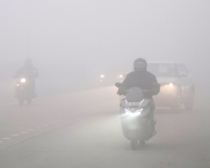 Dense fog shrouds Delhi; flights, trains delayed