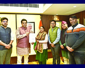 Kapil Mishra gives Rs 10 lakh ex-gratia to widow of drowning victim