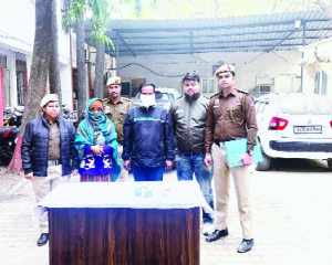 Mother-son duo arrested for assaulting, robbing elderly woman