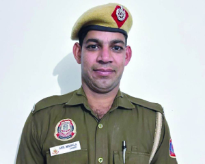 Police constable prevents tragedy in Mohan Garden fire