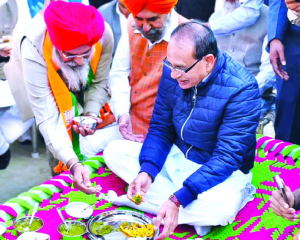 Shivraj urges farmers to follow Punjab village’s successful stubble management