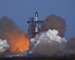 SpaceX loses spacecraft after catching rocket booster at launch pad in latest Starship test