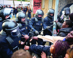 Spanish police evict migrants from school building