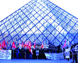 Workers vote to extend strike at most visited Louvre museum
