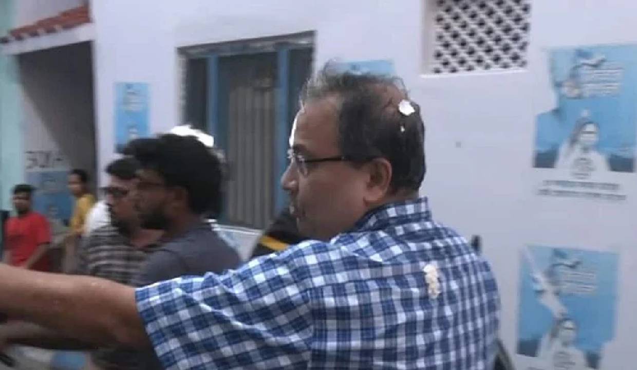 2 arrested for throwing eggs at TMC Leader Kunal Ghosh in Kolkata