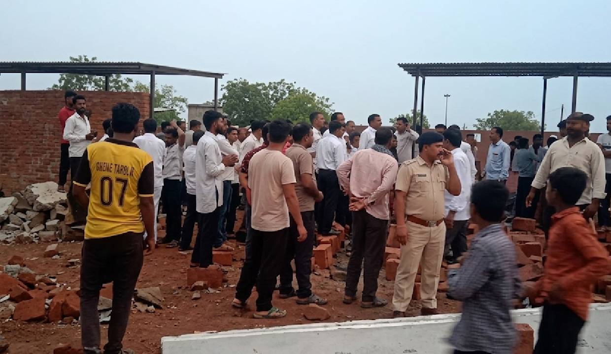 6 Devotees killed and 12 injured in wall collapse near Sangli Temple