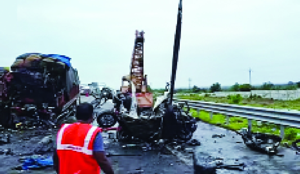 6 killed as truck collides with car in Maharashtra