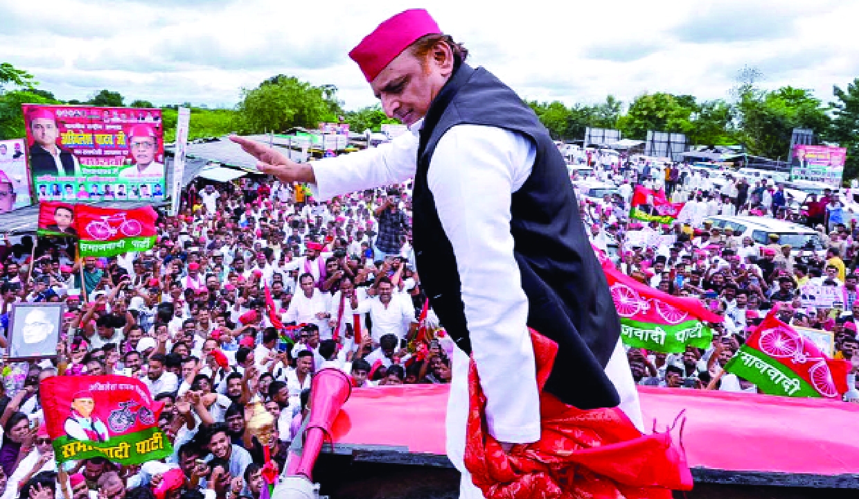 Akhilesh Yadav boards PDA rath for Raebareli visit