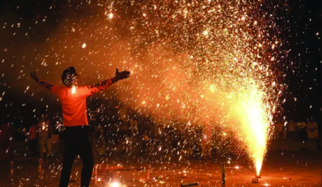 Bombay HC bans bursting of firecrackers on roads