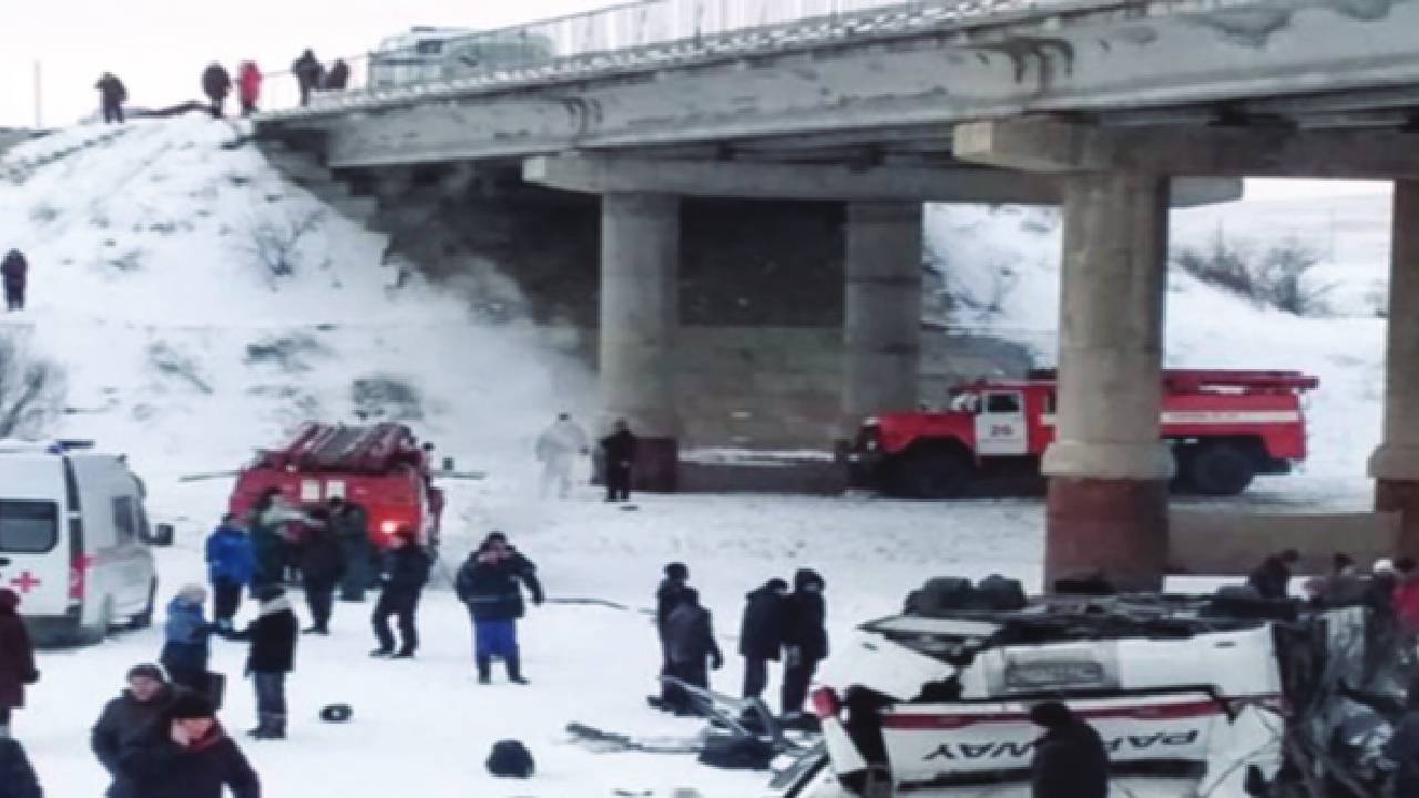 Chinese tourists bus crashes through ice on Russia’s Lake