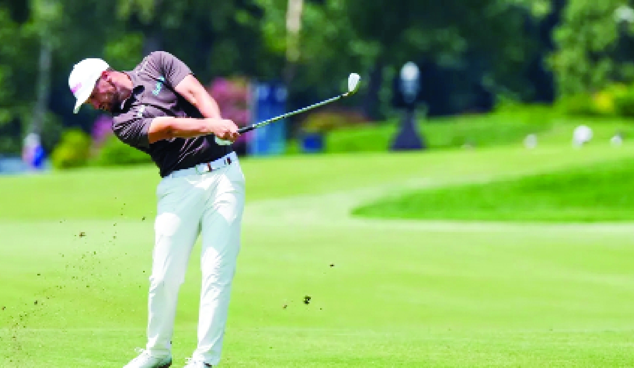 Clark pulls away for 5-shot lead at Bellerive over Rory McIlroy and Cantlay