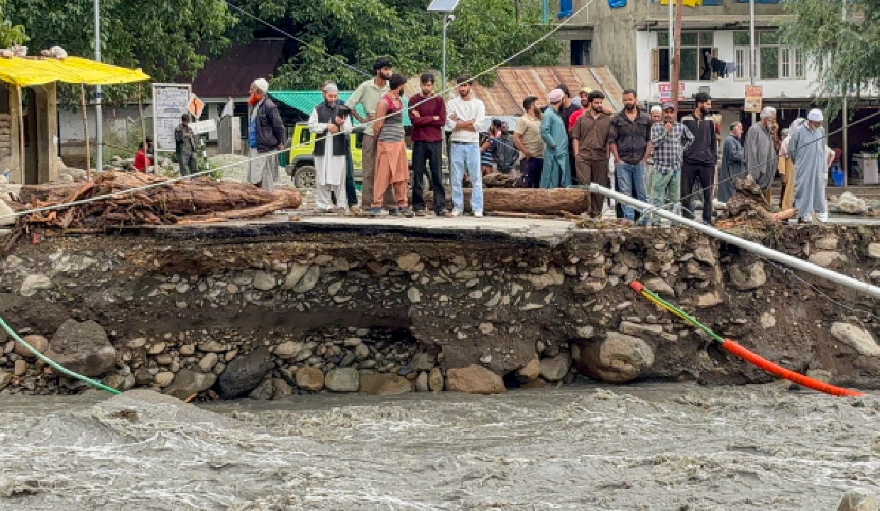 Cloudburst triggers flash floods in Pahalgam, hotels and homes flooded