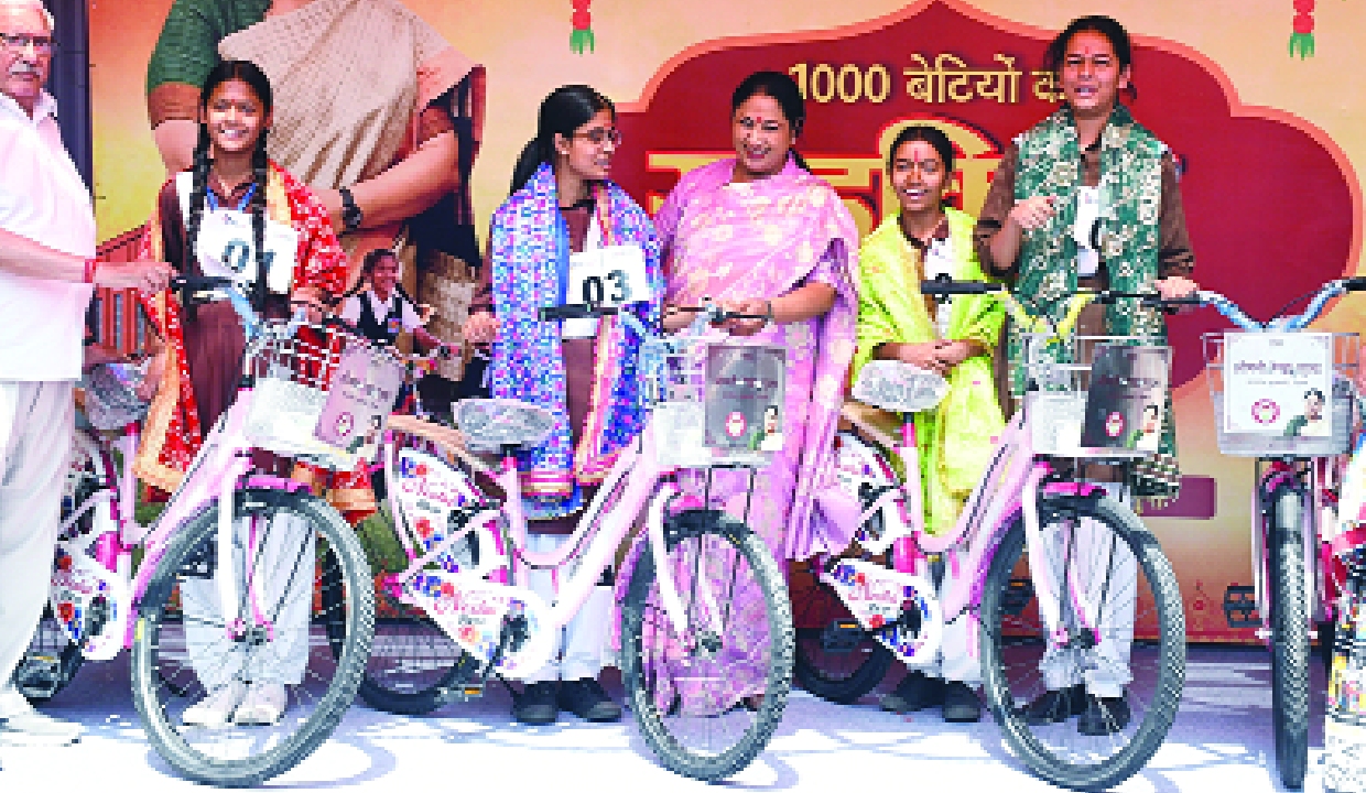 CM distributes bicycles to 1,100 schoolgirls