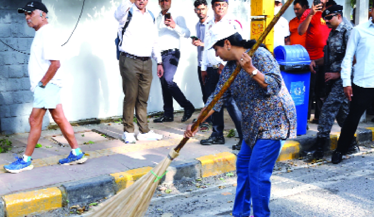 CM Rekha takes part in cleanliness campaign