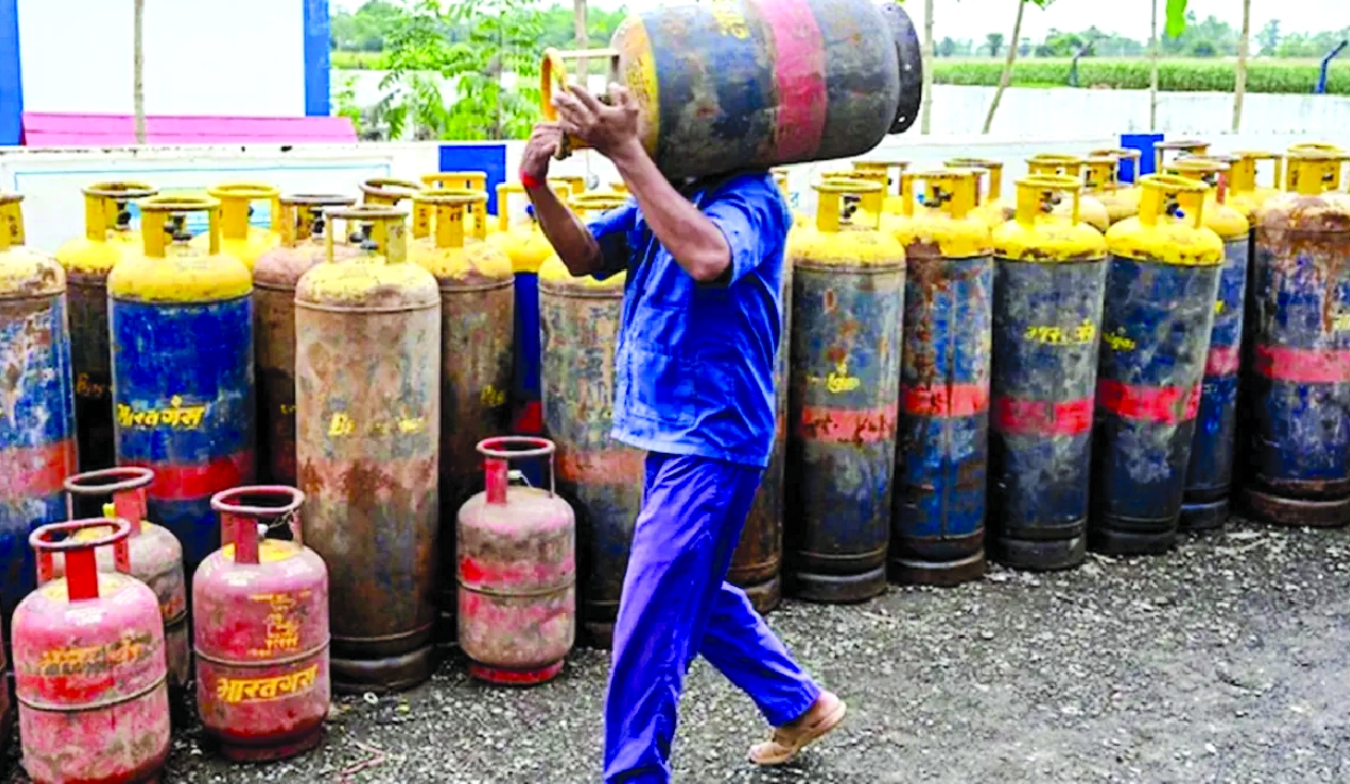 Commercial LPG prices cut by Rs 200 in Delhi, Kolkata