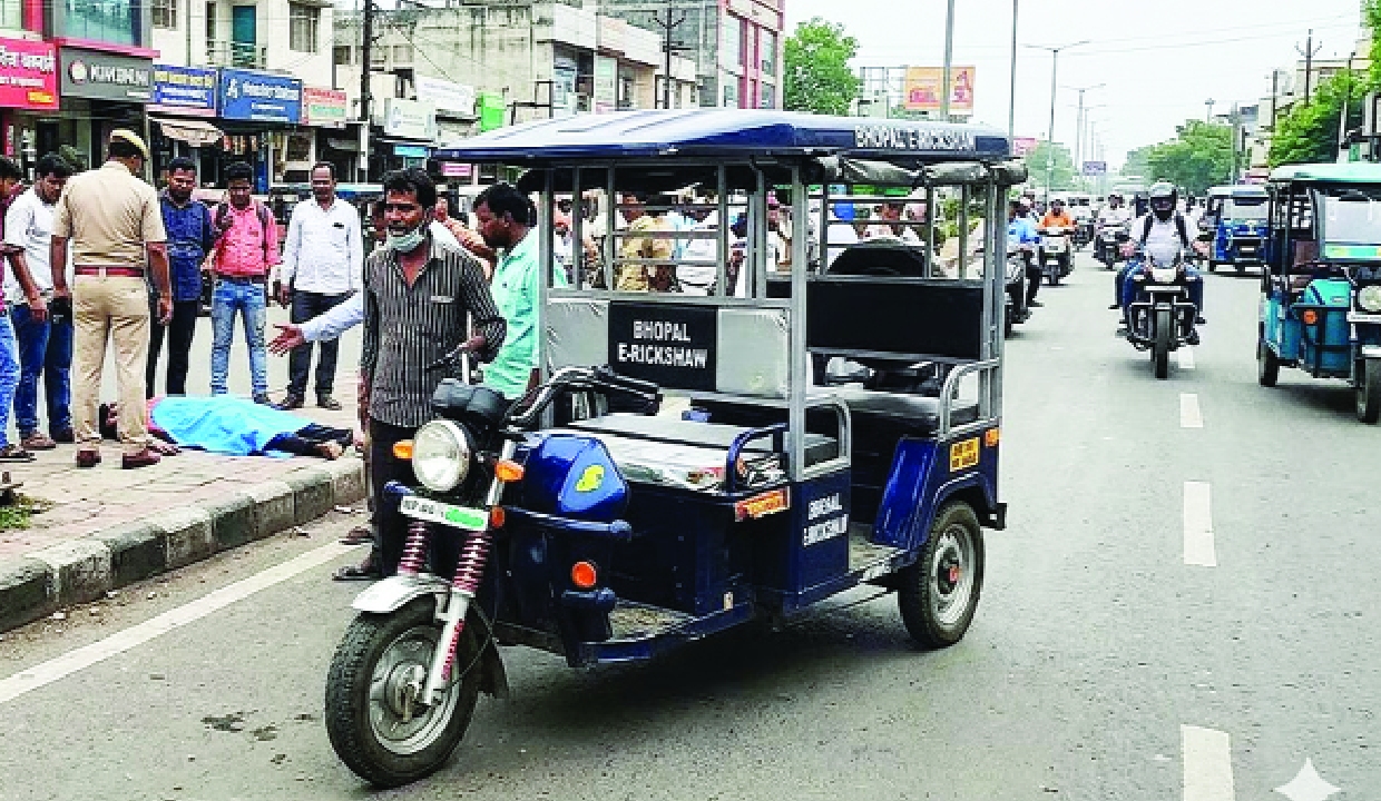 Couple held for robbing elderly in e-rickshaws