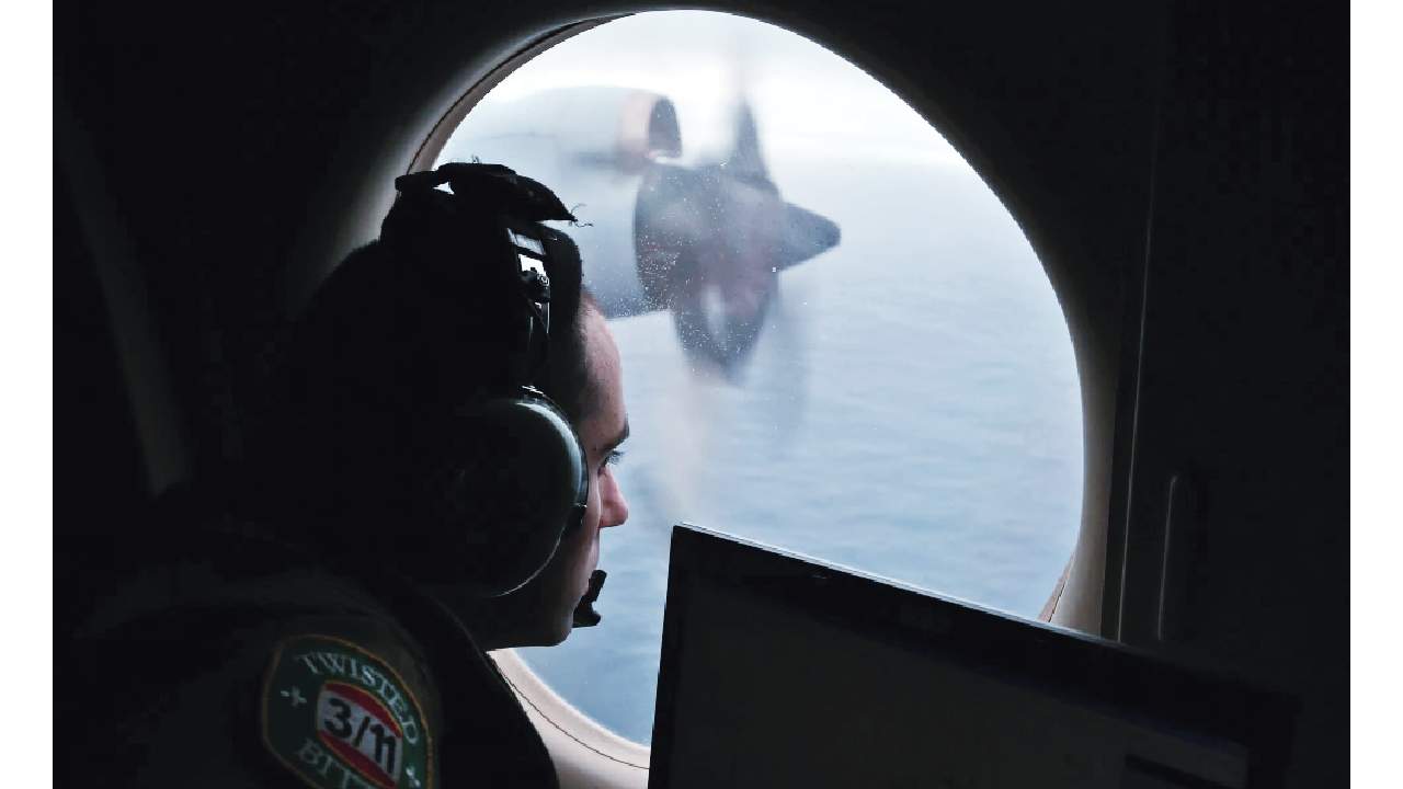 Deep-sea search for MH370 resumes