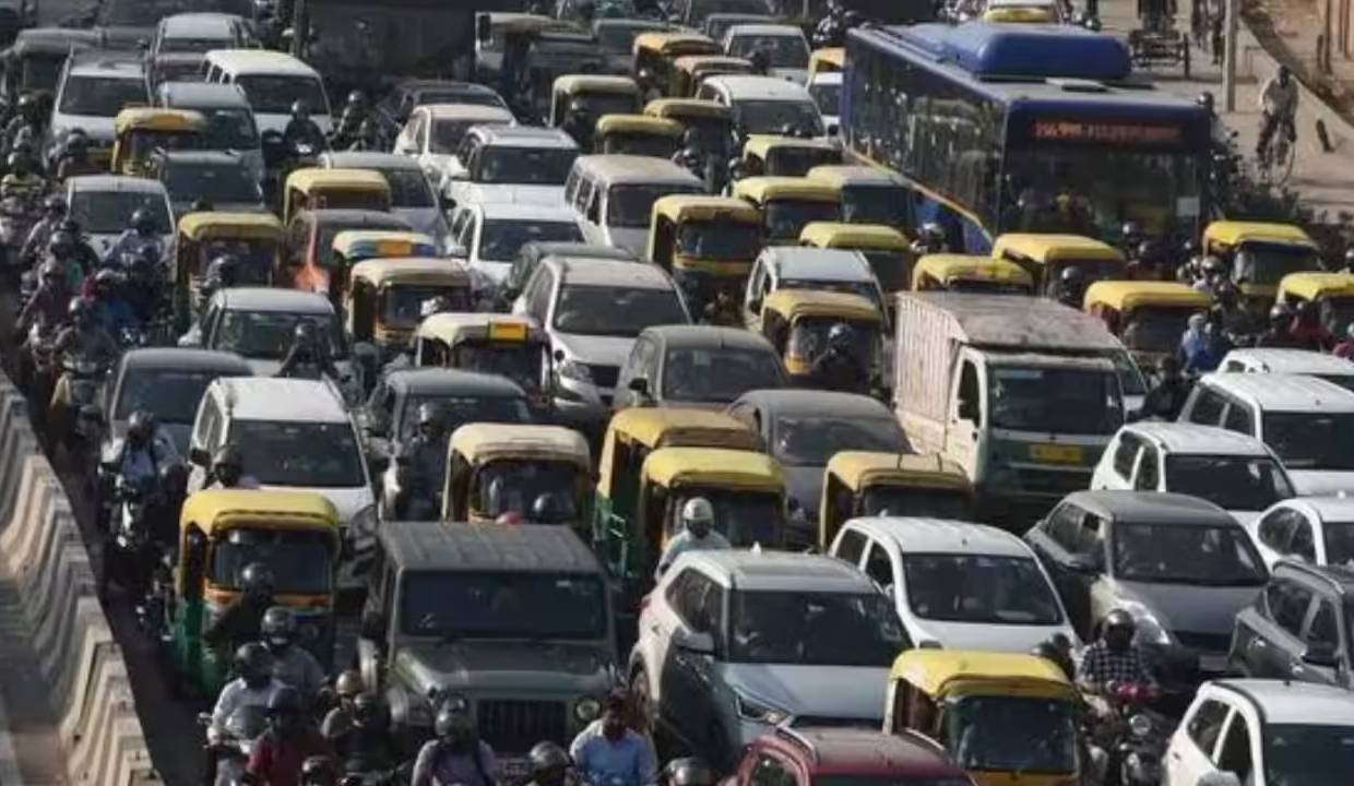 Delhi Traffic Alert: Ashram Chowk–Ring Road closed for 4 days, severe jams on DND corridor