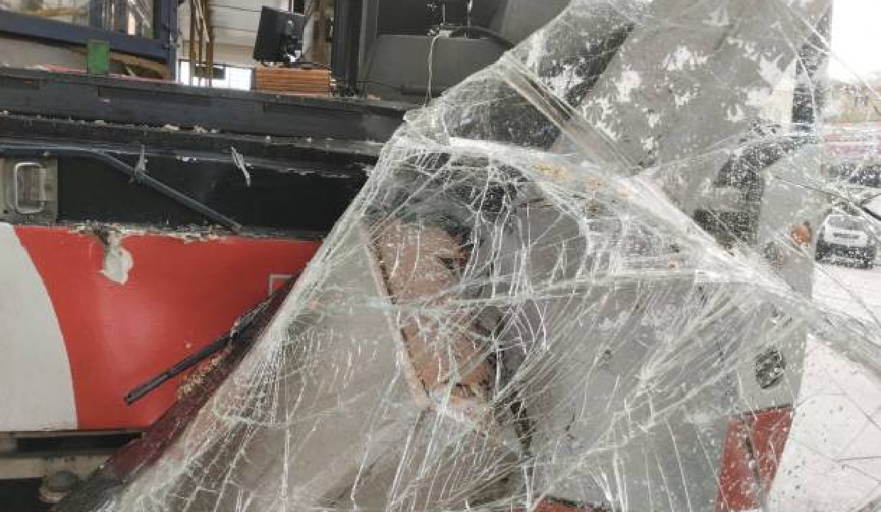 Elderly man killed, 10 injured as BEST bus crashes into divider in Mumbai