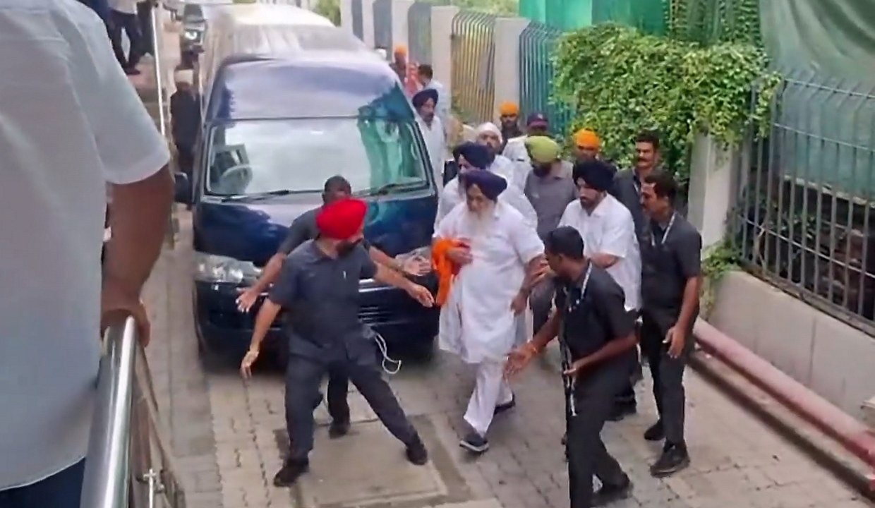Fadnavis orders probe into attack on Sukhbir Singh Badal in Nanded