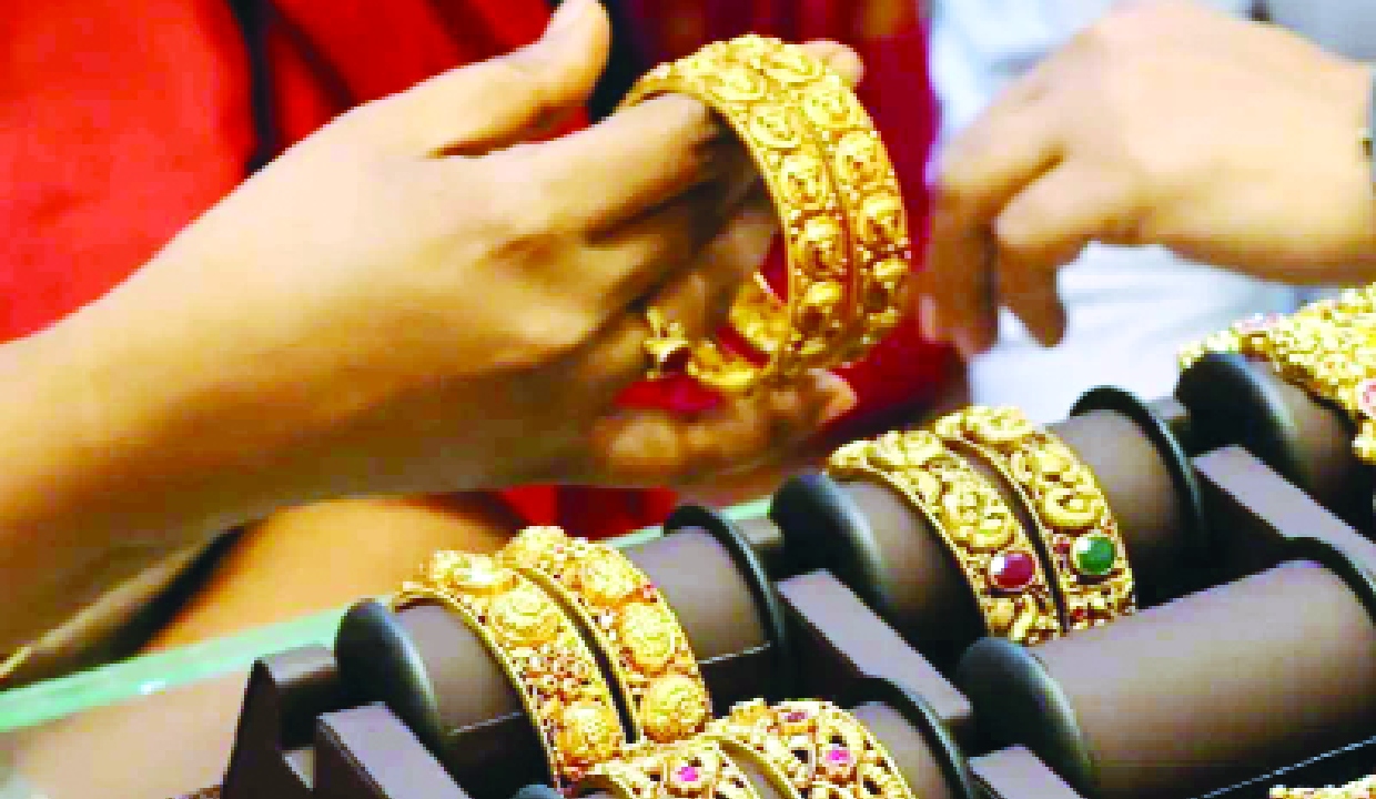 Gold drops to Rs 1.47 lakh/10g, Silver down Rs 5,000 in Delhi