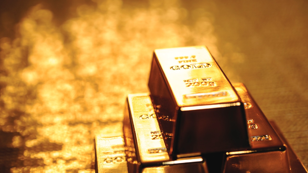 Gold rises amid strong global trends