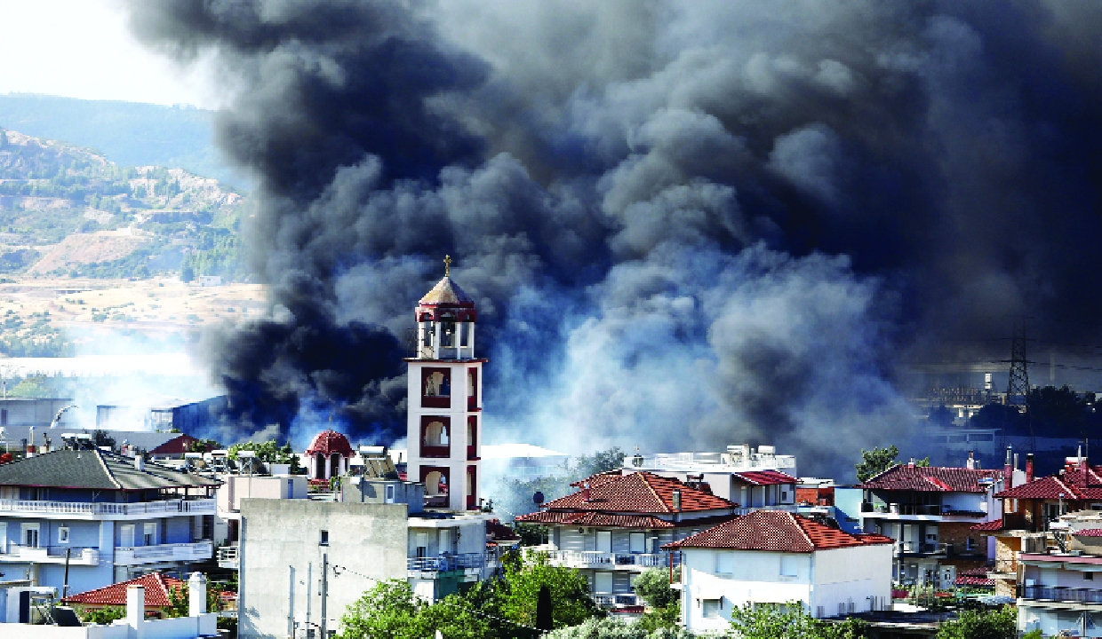 Hundreds of firefighters battle wildfire in Portugal