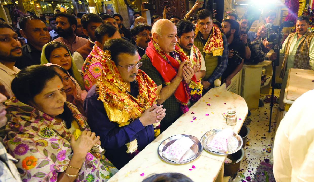 Kejriwal, Sisodia offer prayers at Hanuman Temple