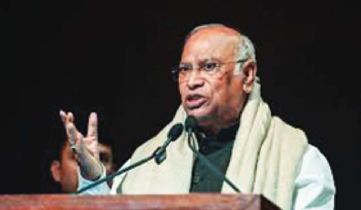 Kharge, Rahul pay tribute to Pulwama martyrs