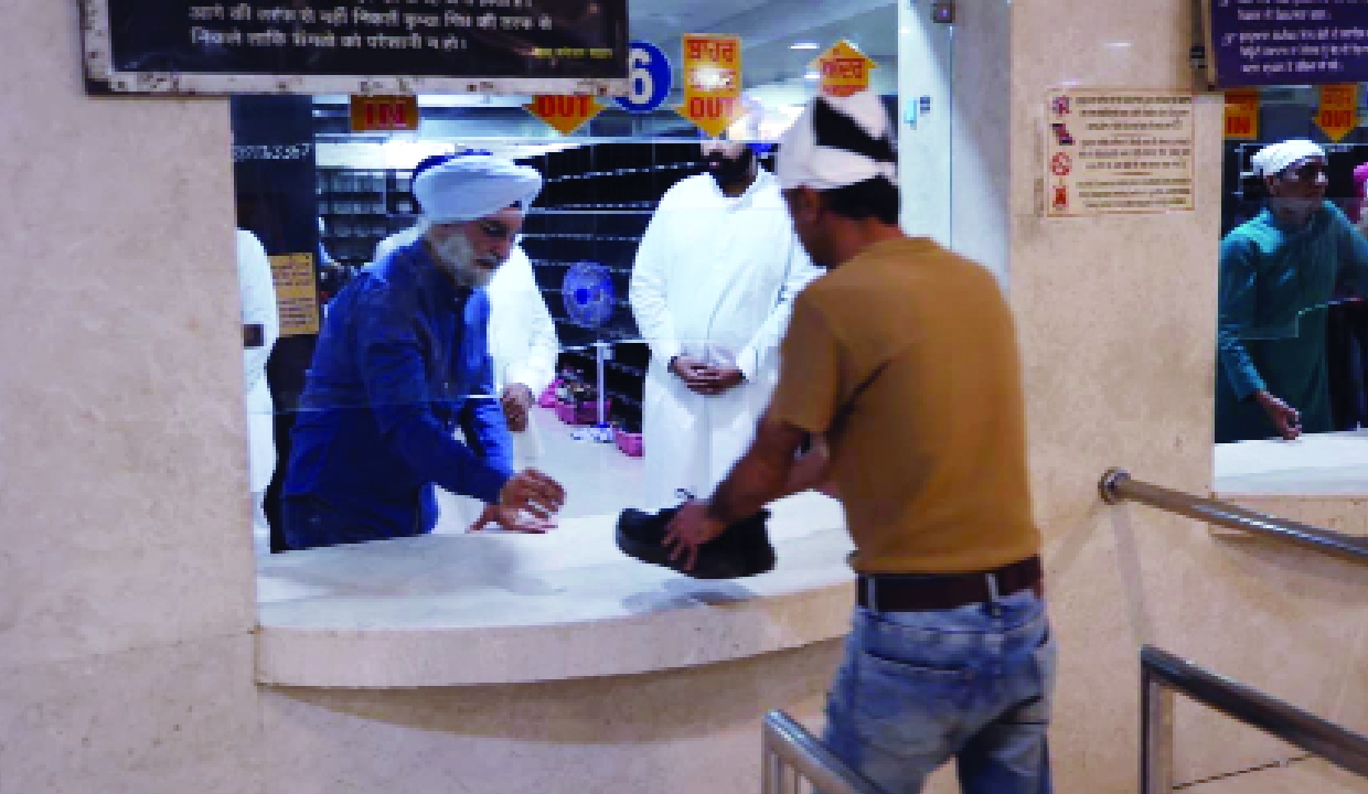 LG Sandhu performs Joda Seva at Gurudwara Bangla Sahib