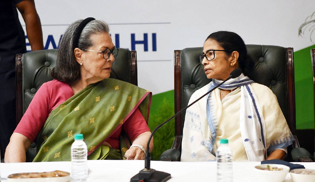 Mamata Banerjee meets Sonia Gandhi regarding growing crisis in TMC