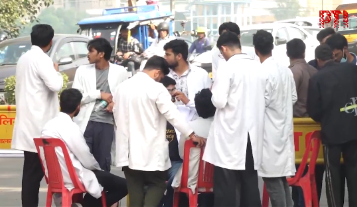 Medical interns sit-in protest over stipend hike enter day 3; Bhopal, Maharashtra