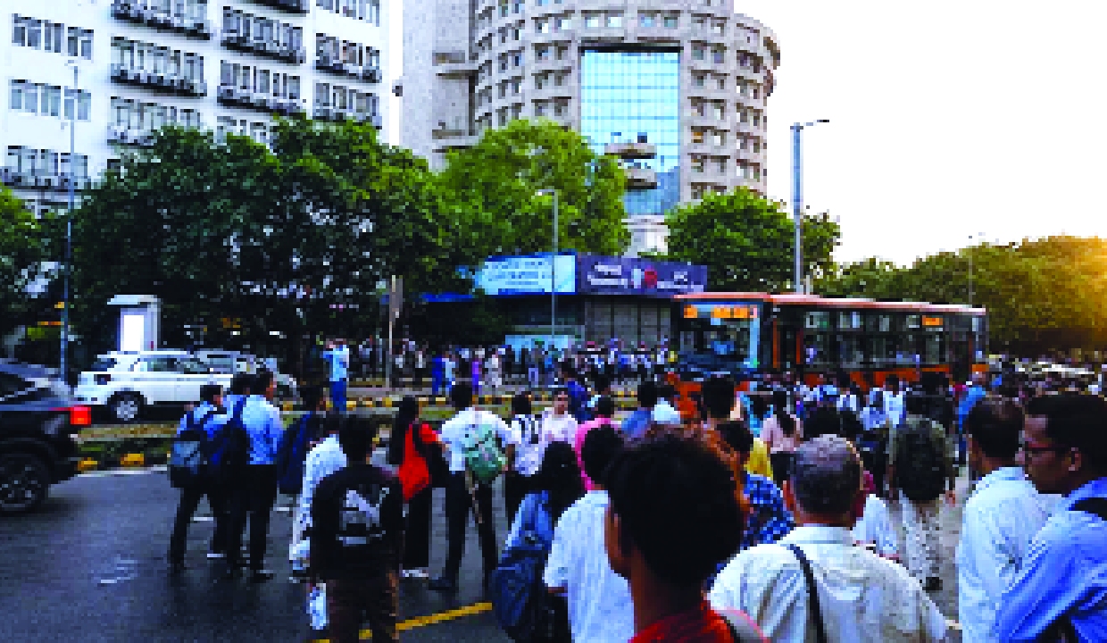 Metro curbs leave thousands of commuters walking to work