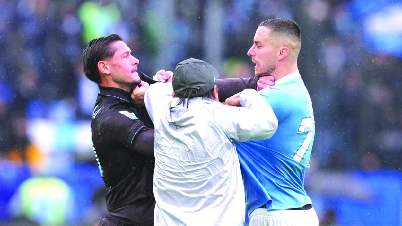 Napoli triumphs over Lazio; match ends in chaos with three red cards