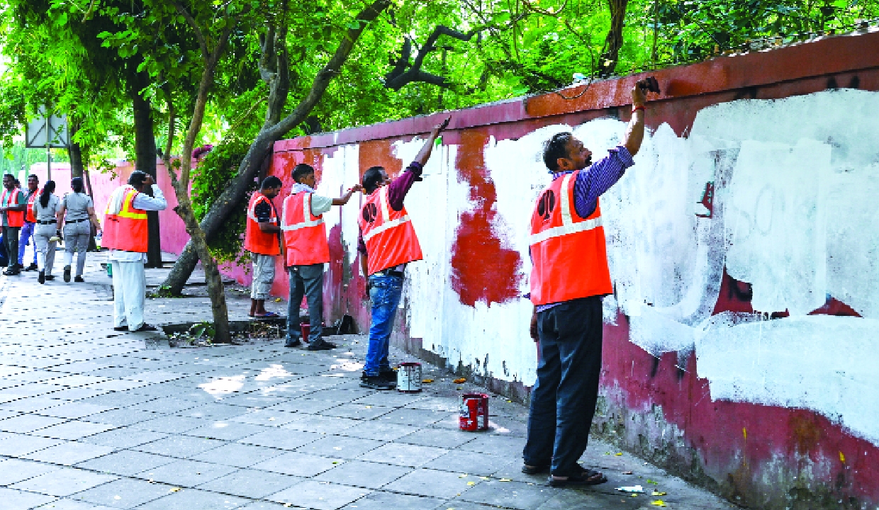 NDMC paints over graffiti at Jantar Mantar after protest