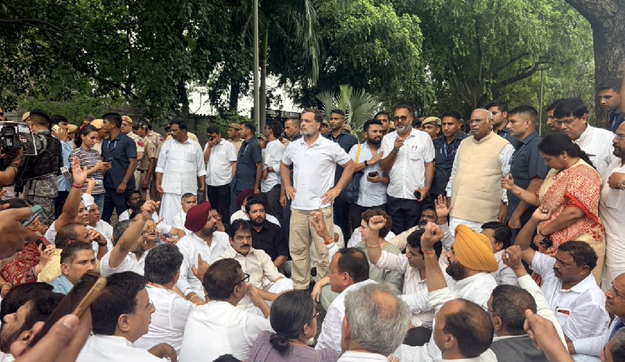 Opposition stage sit-in near PM residence; both Houses adjourned